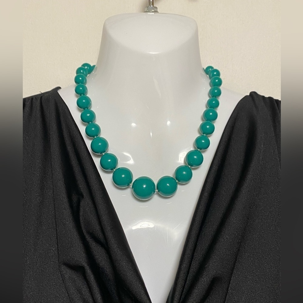 VINTAGE Green Plastic Bead Fashion Necklace, 18 inches